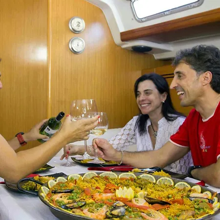 Alojamiento En Barco En Puerto Colon Tenerife Bateau-hôtel *
